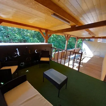 6 Personnes Proche Station De *